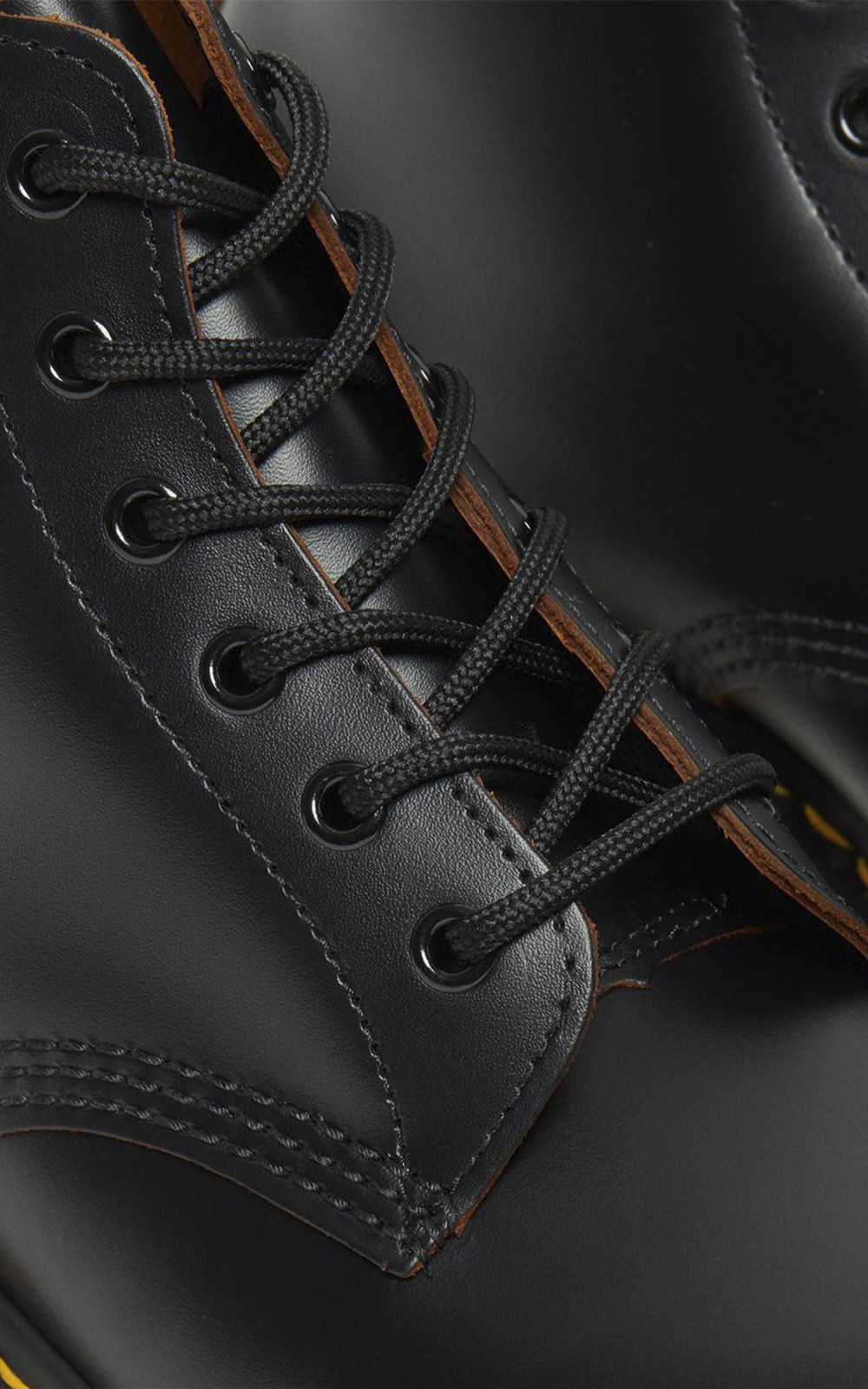 【DR MARTENS】ヴィンテージ 101 クイロン レザーアンクルブーツ Vintage 101 Quilon Leather Ankle Boots in Black | Dr. Martens
