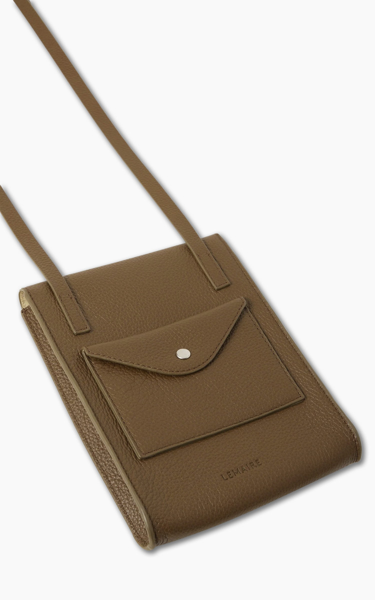 カジュアルも綺麗めも♪【LEMAIRE】ENVELOPPE ストラップポーチ LEMAIREのブラウン Enveloppe ストラップ ポーチがセール中